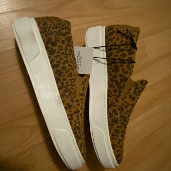 Slip on platform sneakers. NIB NWT. Animal print. Gorgeous print ! Size 9.5 - Picture 2 of 5